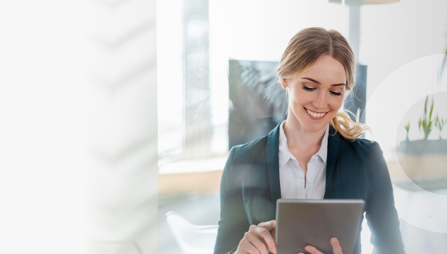 Frau in modernem Büro mit Tablet Gerät in den Händen betrachtet Transparente Display Grafiken, welche die Gestaltungsvorteile mit primedocs visualisieren.