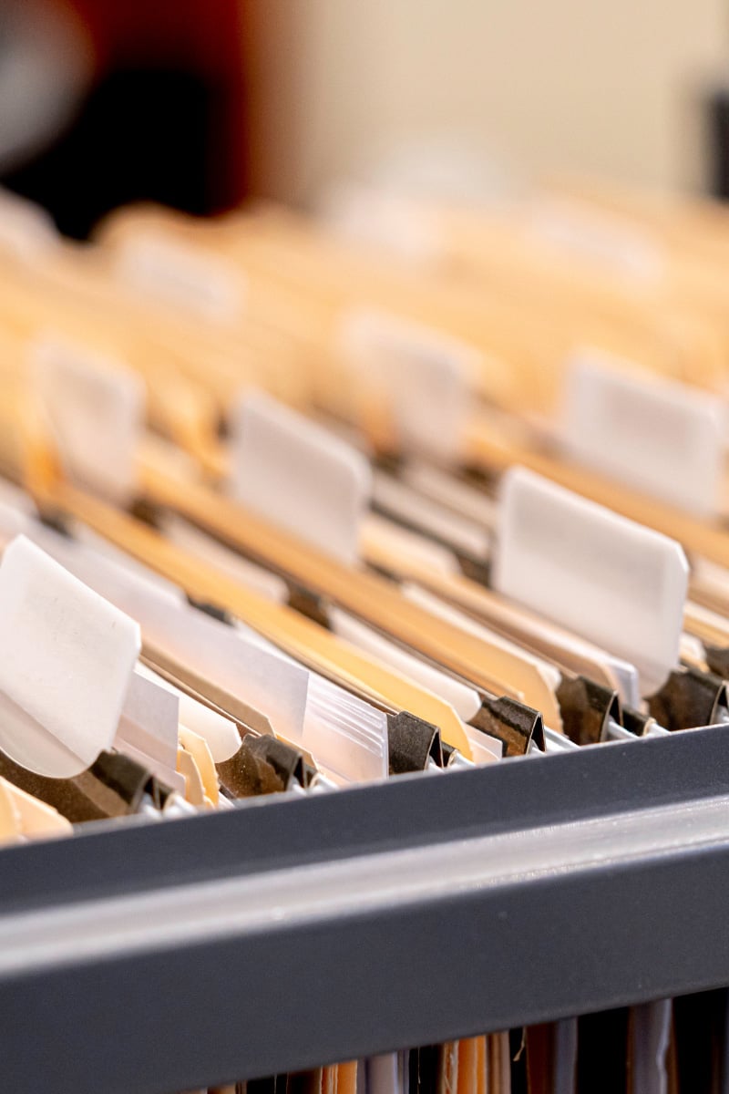 Mobile Hero Banner für den Bereich der öffentlichen Verwaltung. Motiv zeigt Karteikarten in einem Aktenschrank.