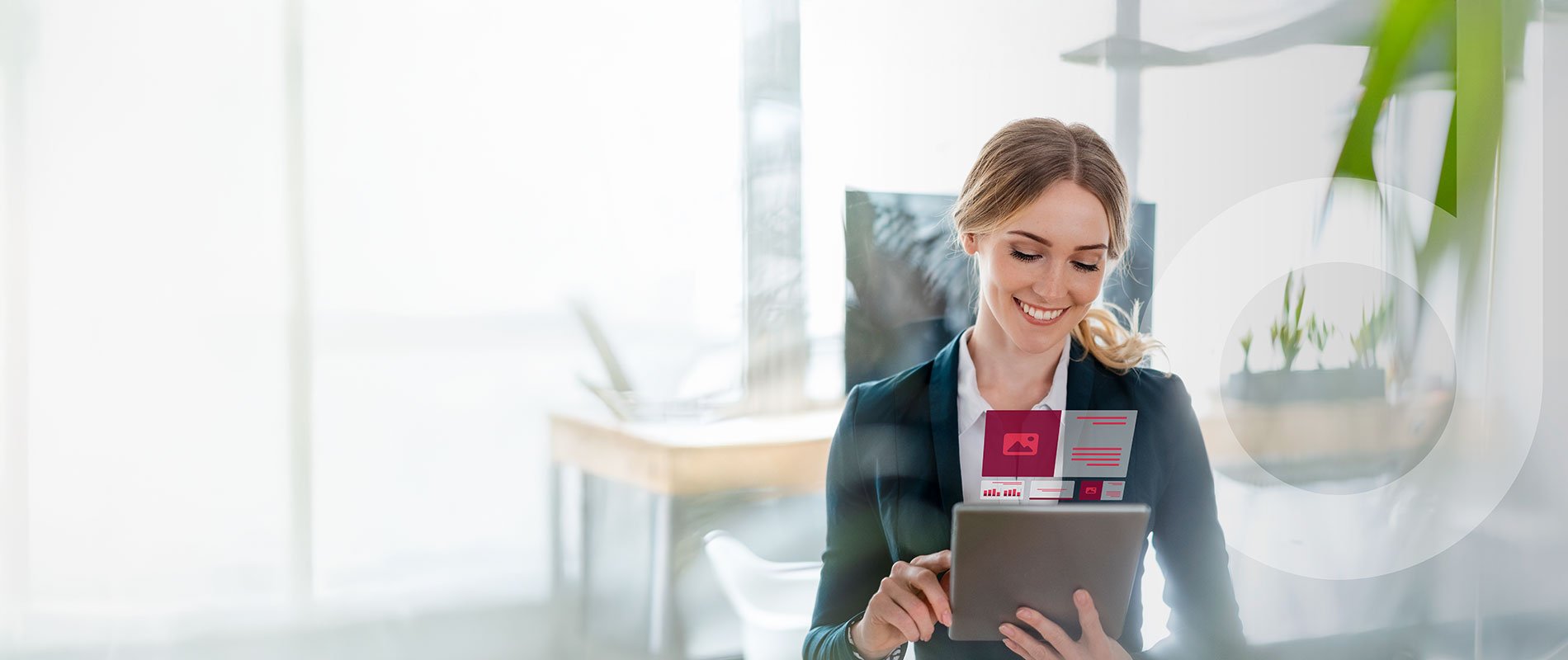 Frau in modernem Büro mit Tablet Gerät in den Händen betrachtet Transparente Display Grafiken, welche die Gestaltungsvorteile mit primedocs visualisieren.