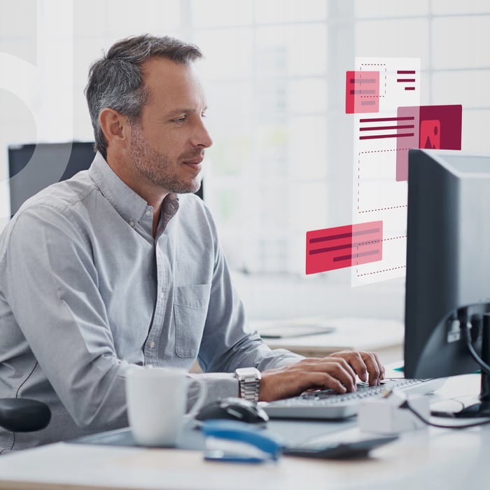 Sympatischer Mann vor Bildschirm am Büroschreibtisch zur Visualisierung der Verwaltungsarbeit in Gemeinden.
